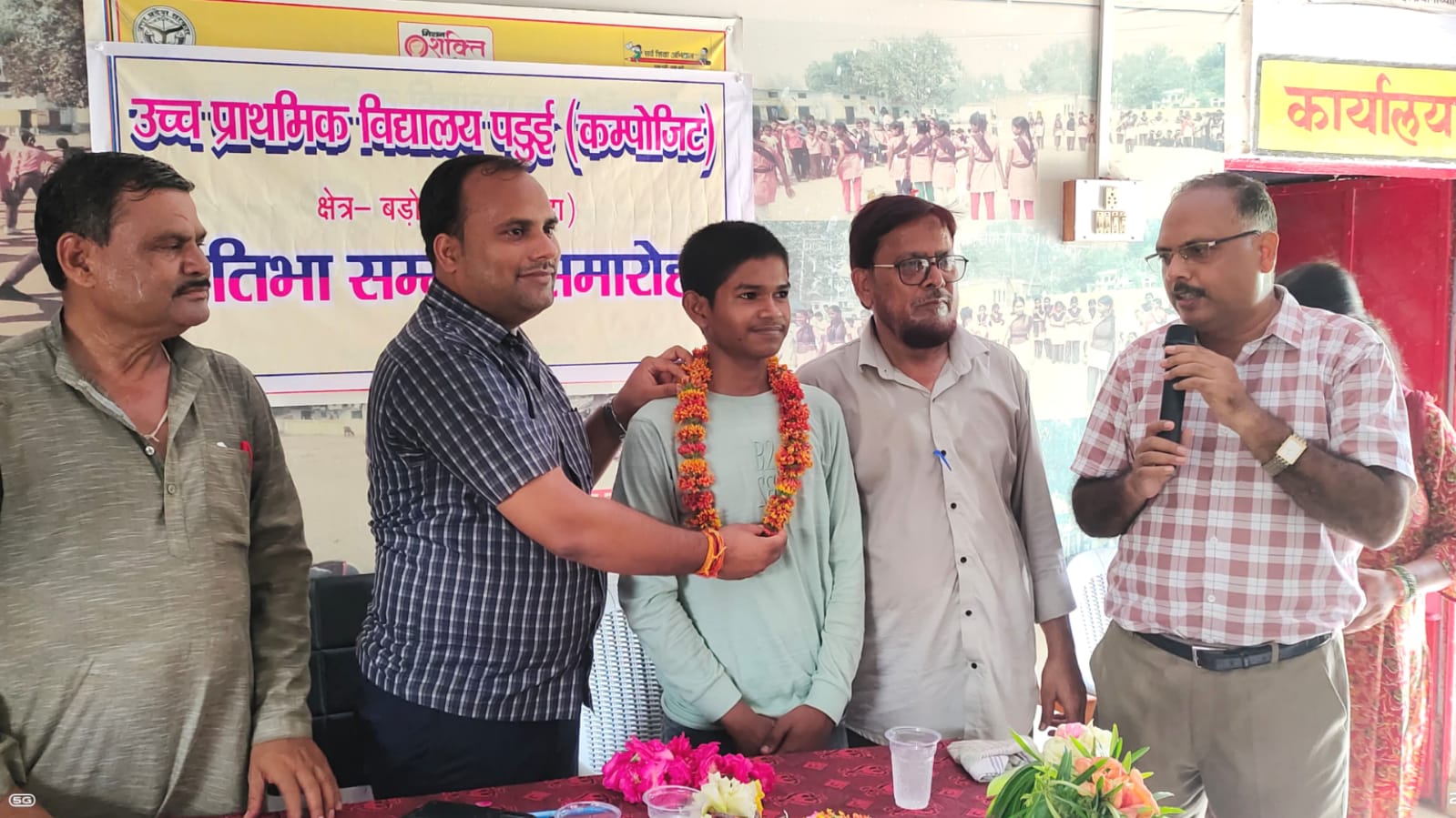 शिक्षकों द्वारा छात्र को किया गया सम्मानित: की गई उज्जवल भविष्य की कामना
