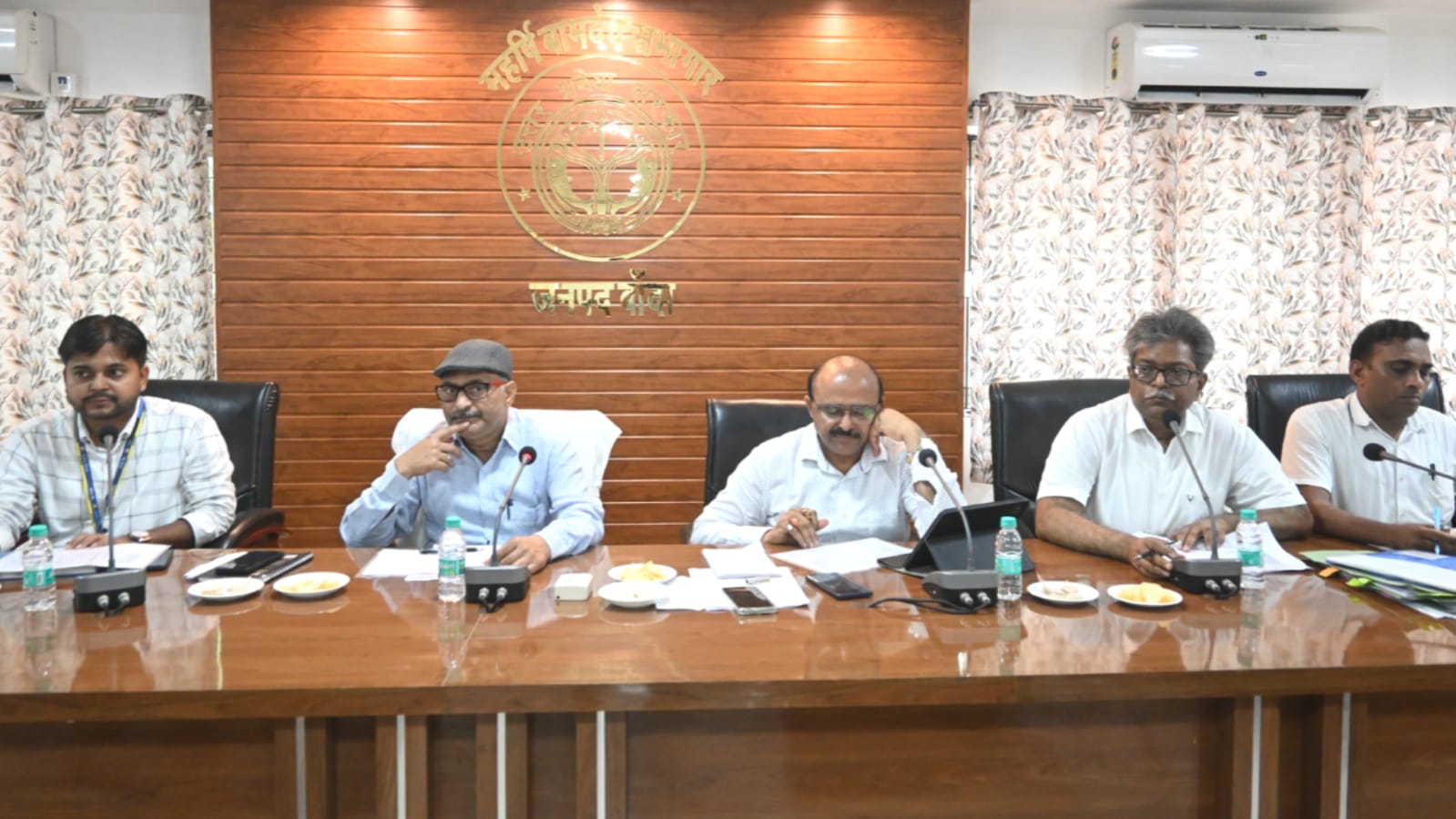 डीएम नगेंद्र द्वारा किसान क्रेडिट, फसल बीमा की समीक्षा: बैंक अधिकारियों पर कसी चाप
