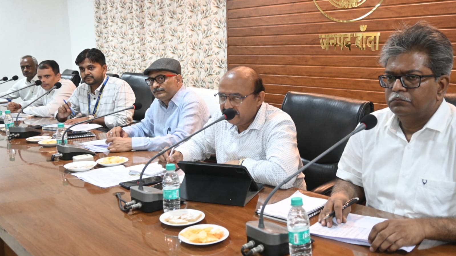डीएम नगेंद्र द्वारा किसान क्रेडिट, फसल बीमा की समीक्षा: बैंक अधिकारियों पर कसी चाप