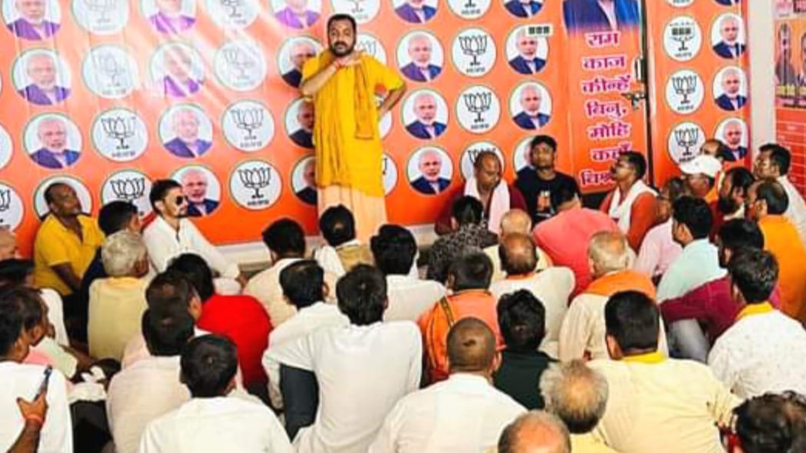 विधायक प्रकाश नें पार्टी की मजबूती के लिये बूथ स्तर पर की ओवर हालिंग: पढ़ाया पाठ