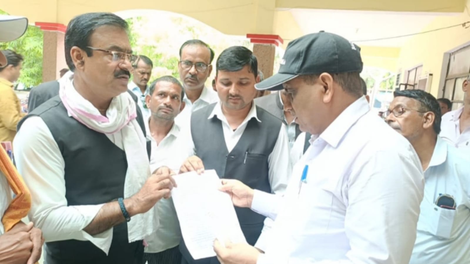 अधिवक्ताओं नें रैपुरा सूपा मंडी को महोबा से संबद्धता की उठाई मांग: दिया ज्ञापन