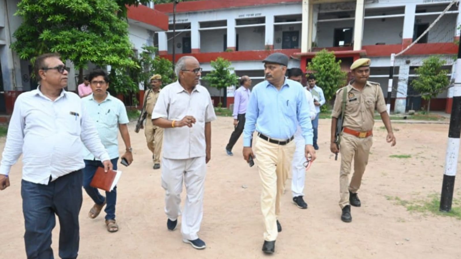 डीएम नगेंद्र हुये हाई एलर्ट : पुलिस भर्ती परीक्षा केंद्रों का किया सघन निरीक्षण