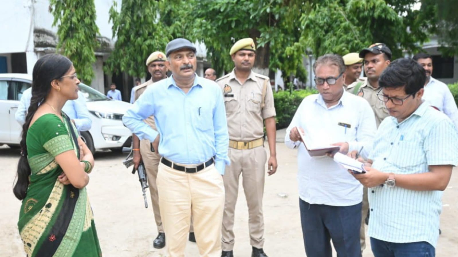 डीएम नगेंद्र हुये हाई एलर्ट : पुलिस भर्ती परीक्षा केंद्रों का किया सघन निरीक्षण