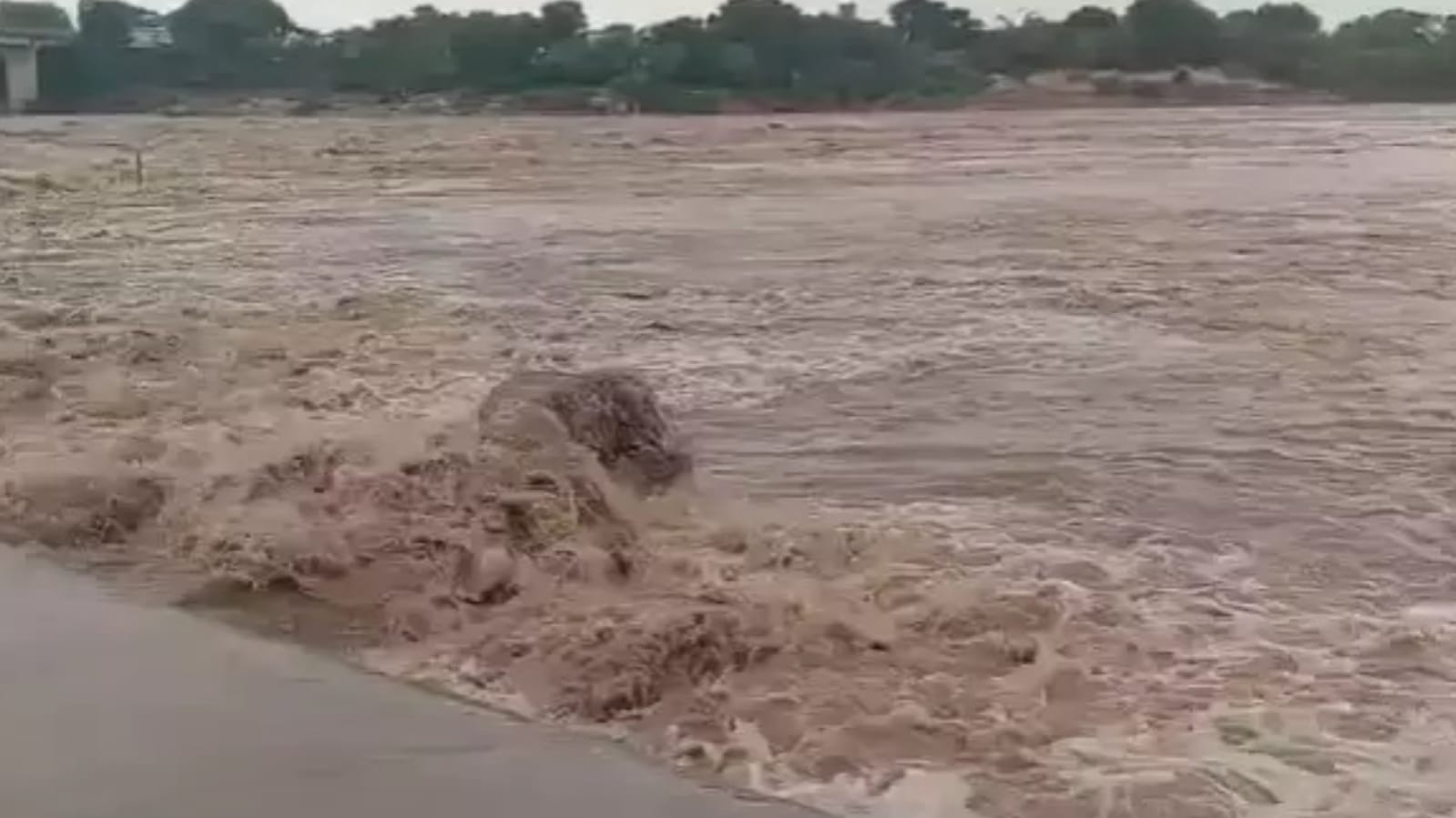 केन नदी खतरे के निशान से पांच मीटर पार : प्रशासन हुआ रेड अलर्ट