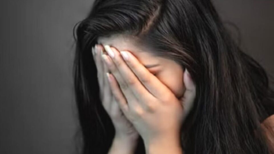 किशोरी के साथ सामूहिक दुष्कर्म: आरोपी फरार,अतर्रा थाने में रिपोर्ट दर्ज