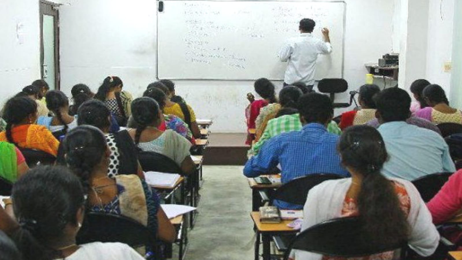 कोचिंग में छापा से हड़कंप : ताला लगाकर भागे सरकारी शिक्षक