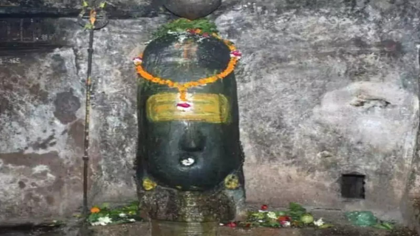 बांदा में अद्भुत शिव भगवान की मूर्ति : गले से फूटी जलधारा