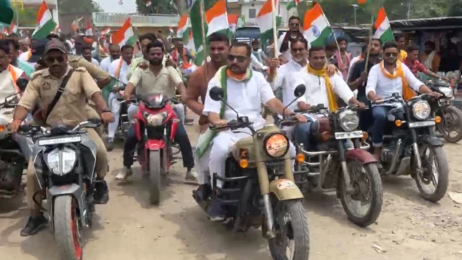 विधायक प्रकाश द्विवेदी के नेतृत्व में निकली तिरंगा यात्रा: राष्ट्र प्रेम की बही बयार