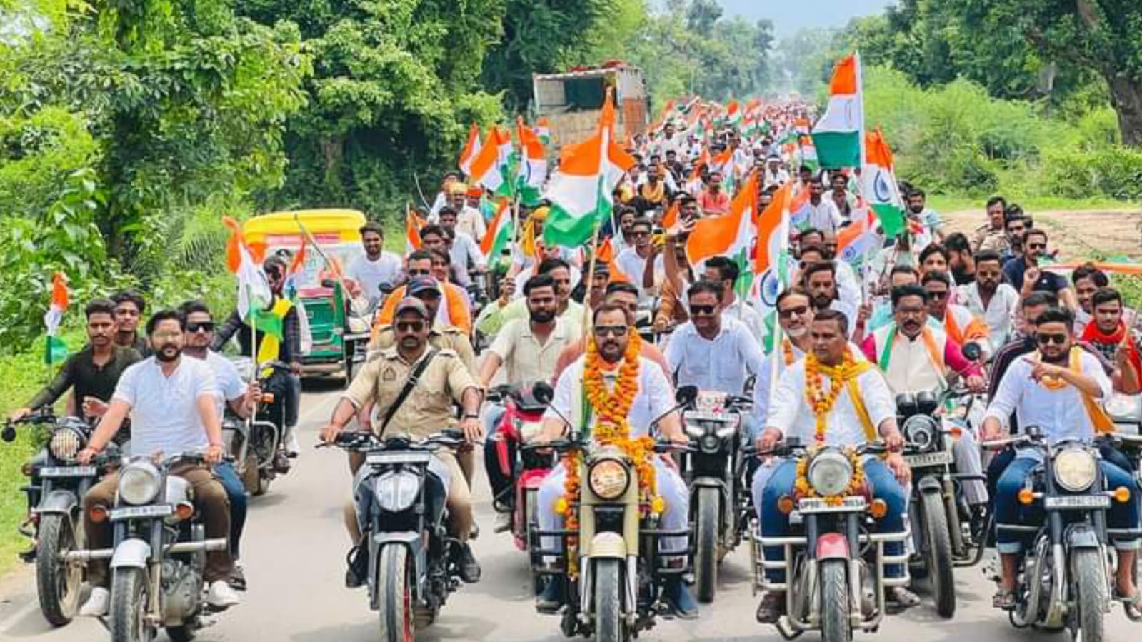 विधायक प्रकाश द्विवेदी के नेतृत्व में निकली तिरंगा यात्रा: राष्ट्र प्रेम की बही बयार