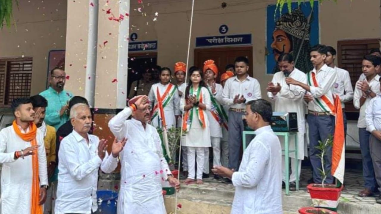 मंत्री रामकेश आजादी के जश्न में डूबे: ध्वजारोहण कर शहीदों को किया याद