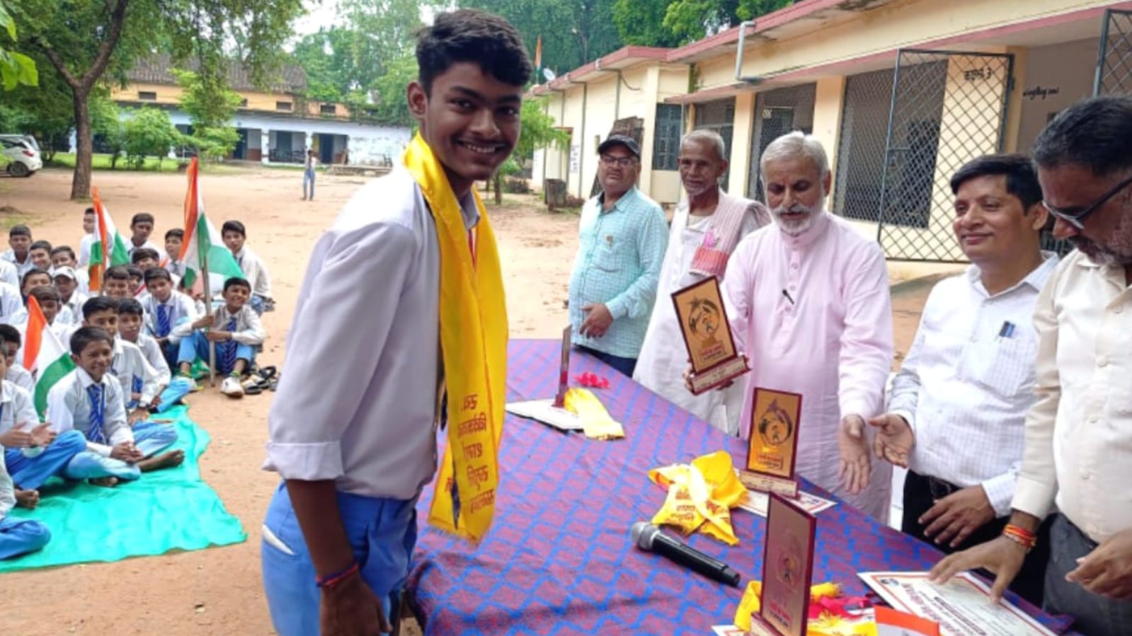 विवेकानंद शर्मा स्मृति पुरस्कार से मेधावी छात्र हुये सम्मानित