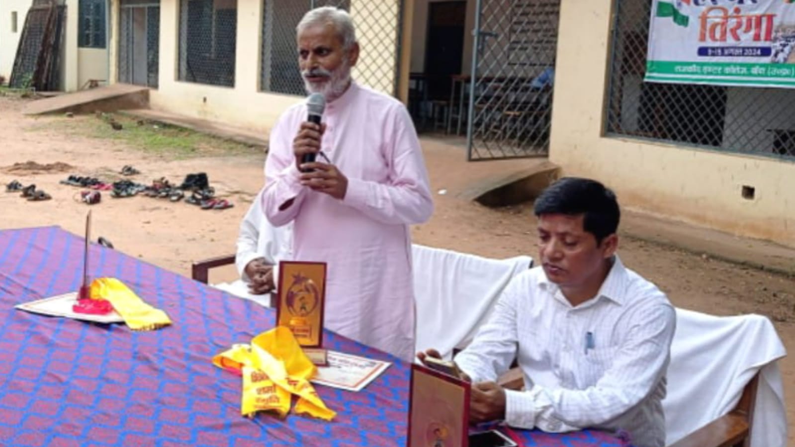विवेकानंद शर्मा स्मृति पुरस्कार से मेधावी छात्र हुये सम्मानित