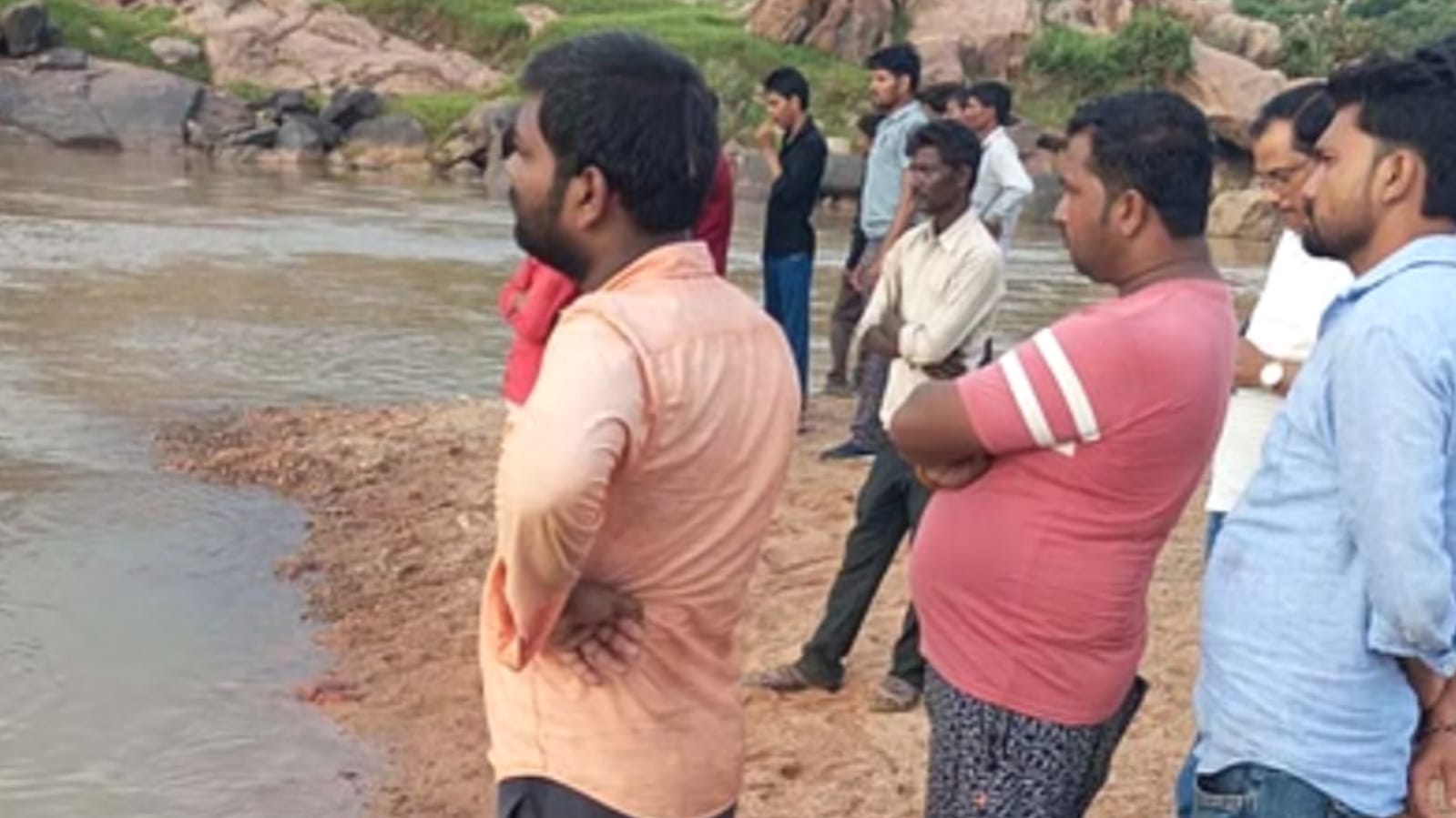 केन किनारे दुर्ग देखने गए सात साथी जलधारा में बहे, छह को बचाया, एक की खोज जारी