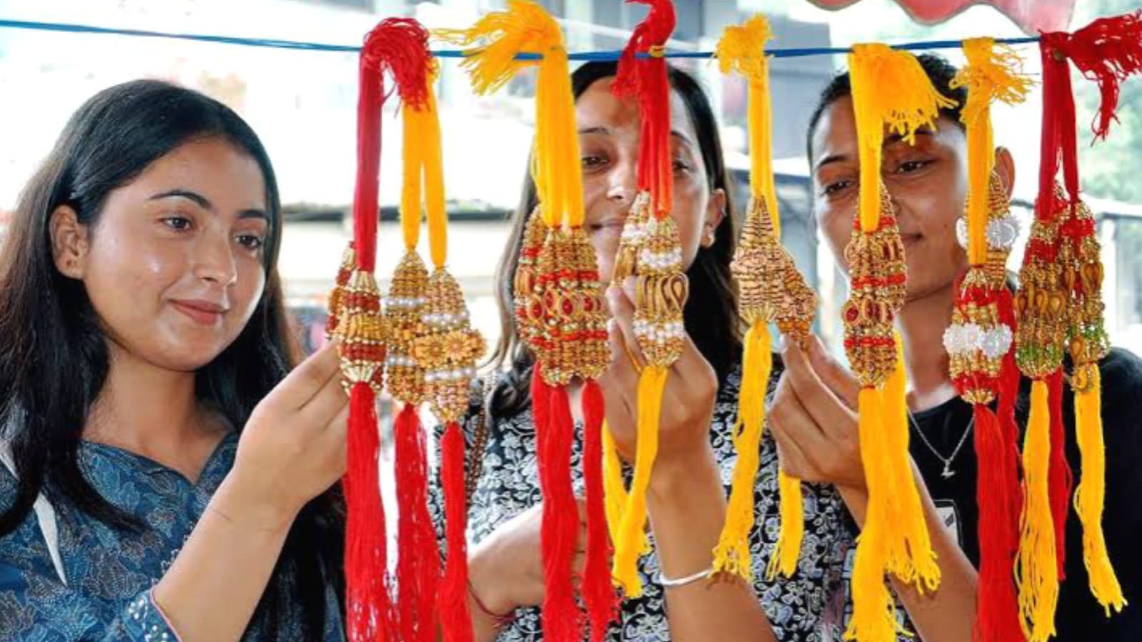 रक्षाबंधन: रेशमी धागों के बीच बढ़ी सोने-चांदी की राखियों की चमक