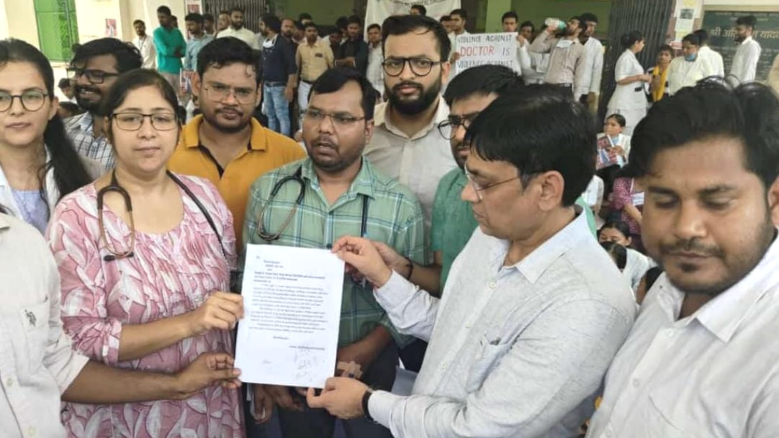 मेडिकल कालेज में डाक्टरों नें फिर की हड़ताल: चिकत्सीय सेवायें हुई बाधित