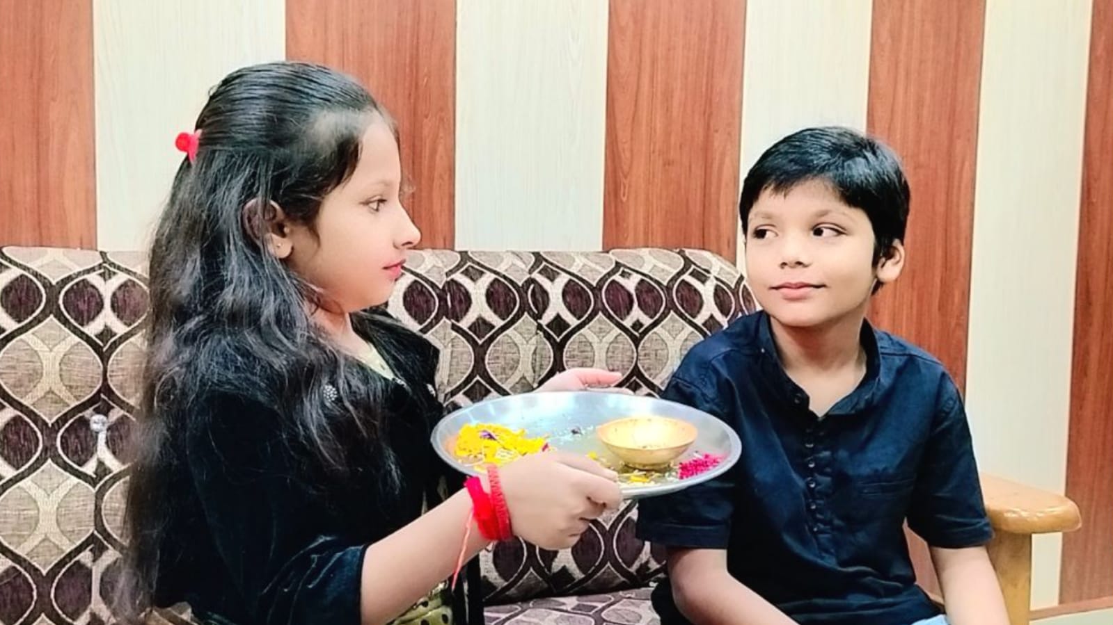 रक्षाबंधन पर्व : बहनों नें भाईयों की कलाईयों को किया गुलजार, बांधा रक्षा सूत्र