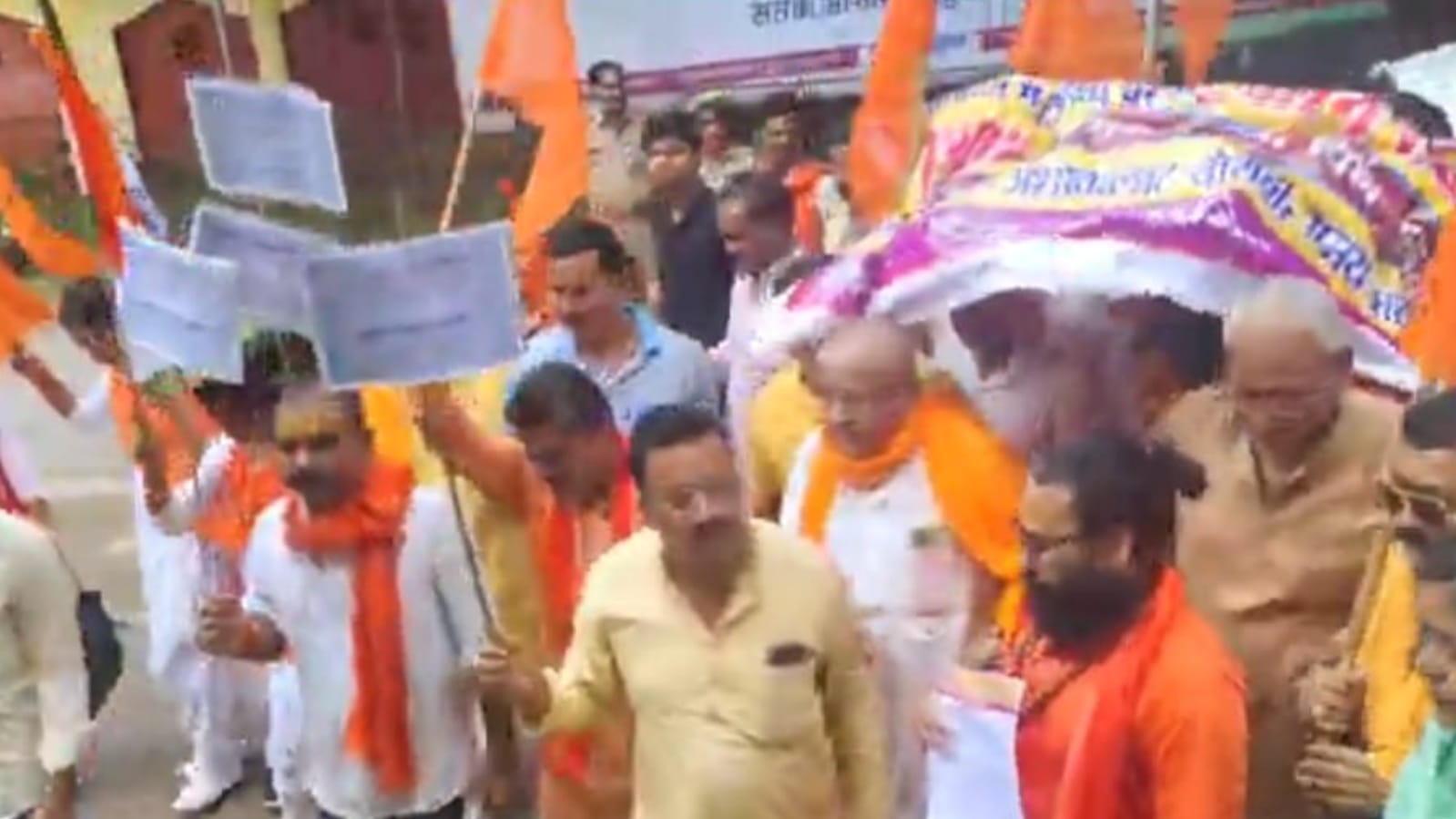 हिन्दुत्व प्रदर्शन की हुई औपचारिकता: फोटो खिंचवाई के लिये धक्का मुक्की, दिया ज्ञापन