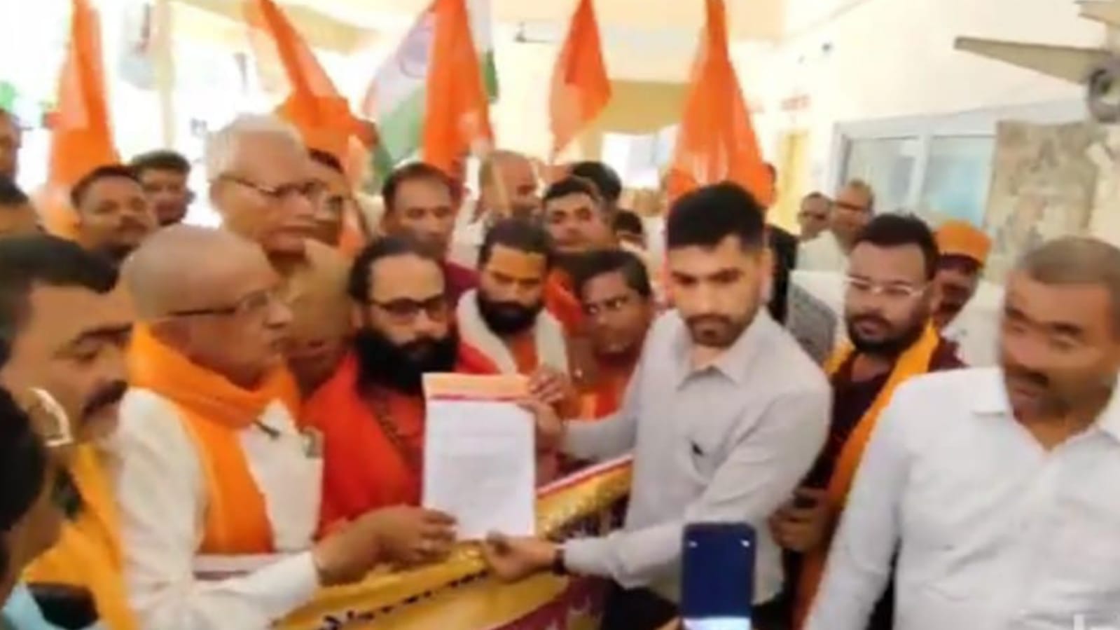 हिन्दुत्व प्रदर्शन की हुई औपचारिकता: फोटो खिंचवाई के लिये धक्का मुक्की, दिया ज्ञापन