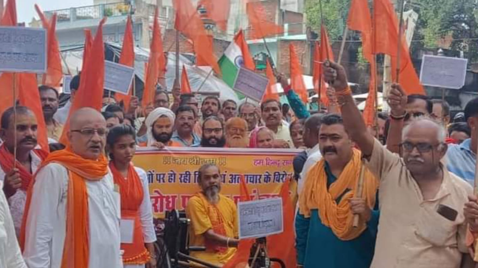 हिन्दुत्व प्रदर्शन की हुई औपचारिकता: फोटो खिंचवाई के लिये धक्का मुक्की, दिया ज्ञापन