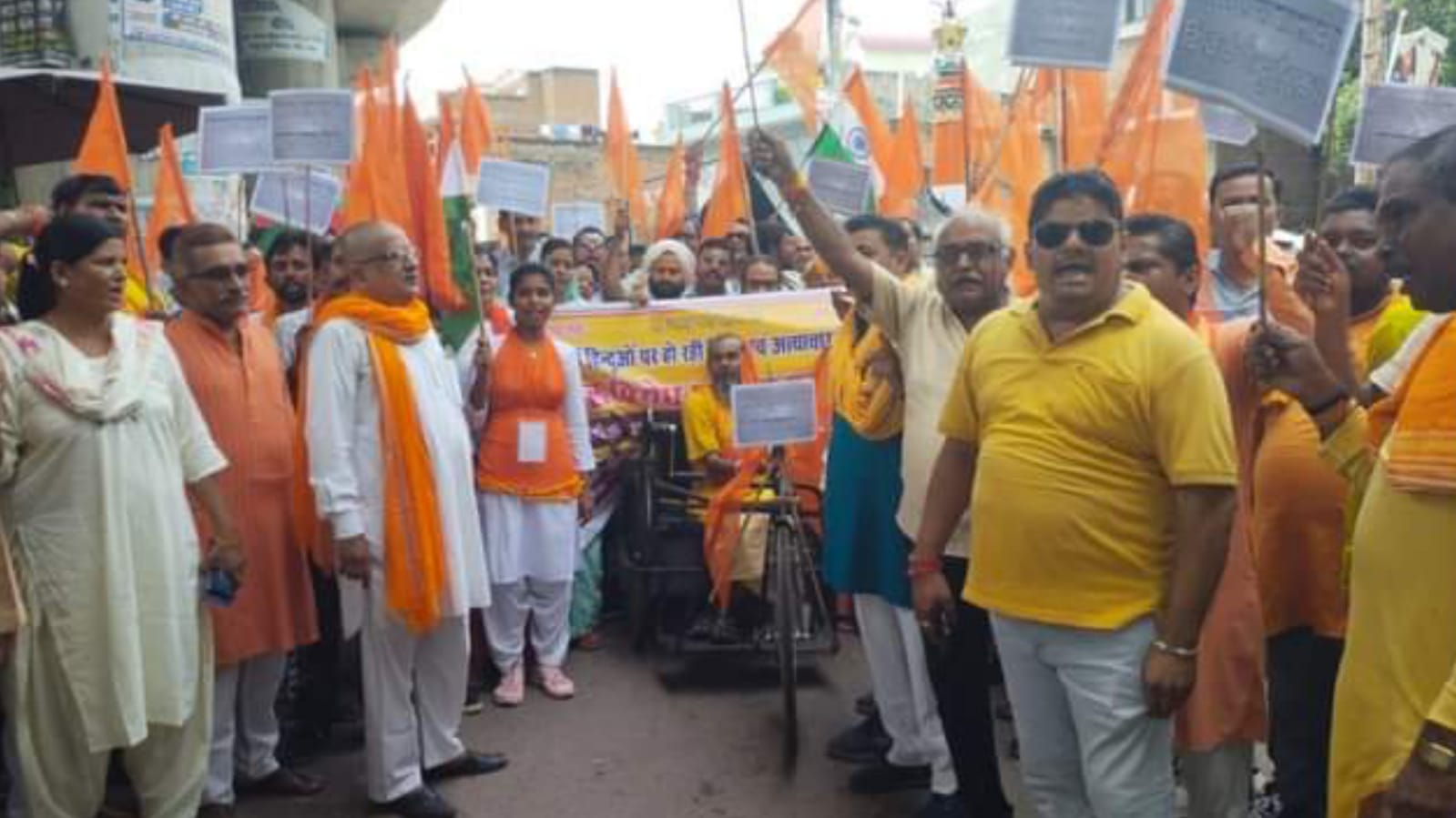 हिन्दुत्व प्रदर्शन की हुई औपचारिकता: फोटो खिंचवाई के लिये धक्का मुक्की, दिया ज्ञापन