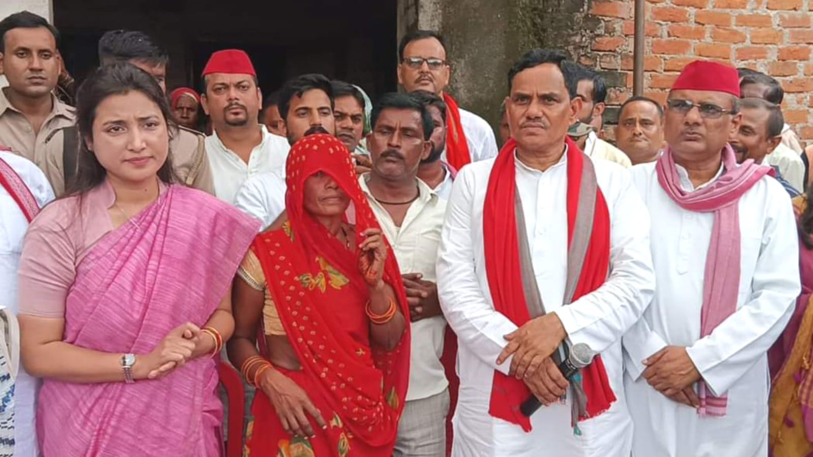 बांदा में छुवा -छूत का उबाल : सपा प्रतिनिधि मंडल नें जाना हाल-चाल