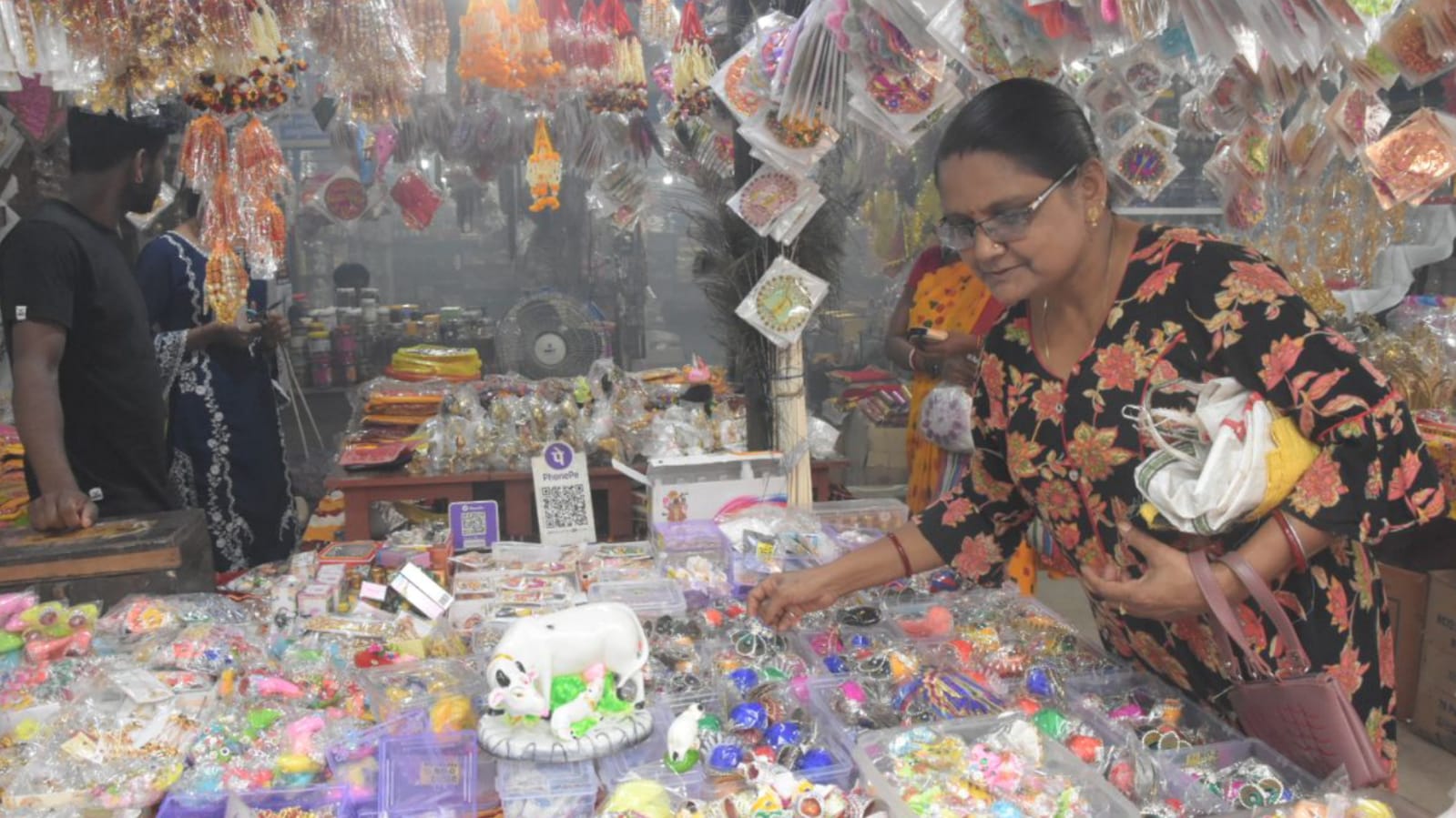 बांदा के बाजारों में जन्माष्टमी की धूम, कान्हा के श्रृंगार के लिए जमकर हो रही खरीदारी