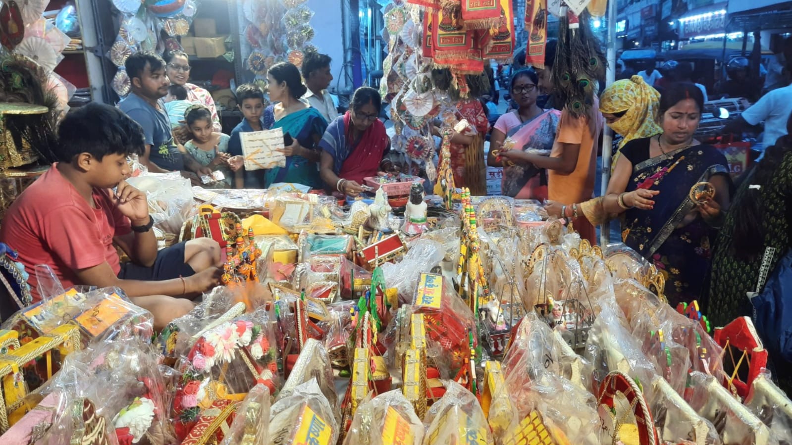 बांदा के बाजारों में जन्माष्टमी की धूम, कान्हा के श्रृंगार के लिए जमकर हो रही खरीदारी