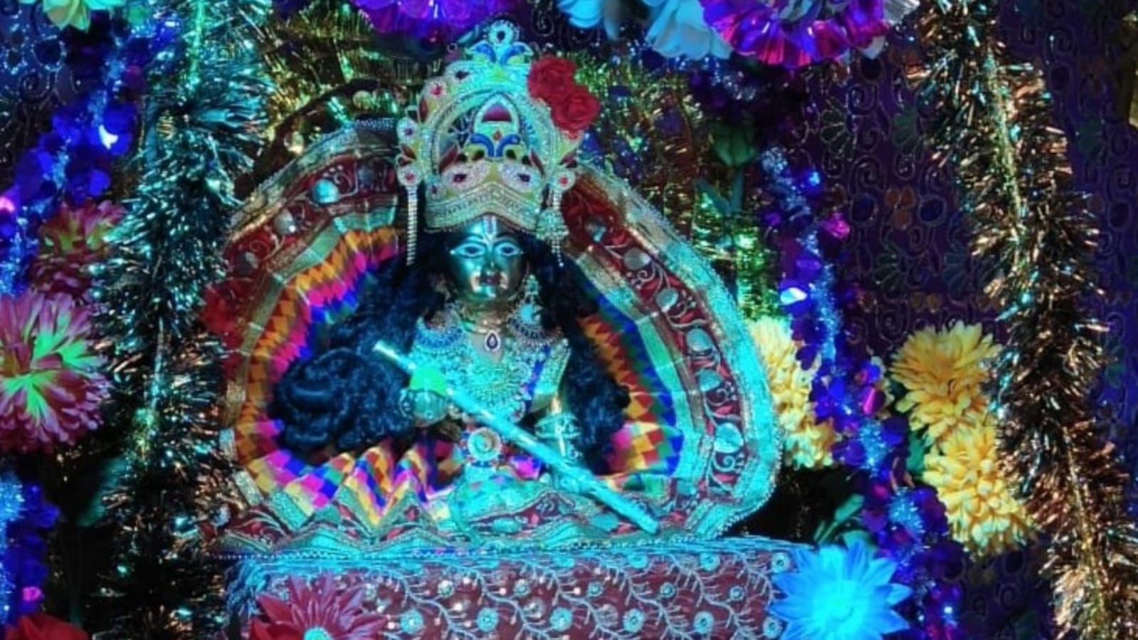 बांदा : लड्डू गोपाल के जन्मोत्सव की शहर में धूम, झांकियों के लिए दिनभर चलीं तैयारियां