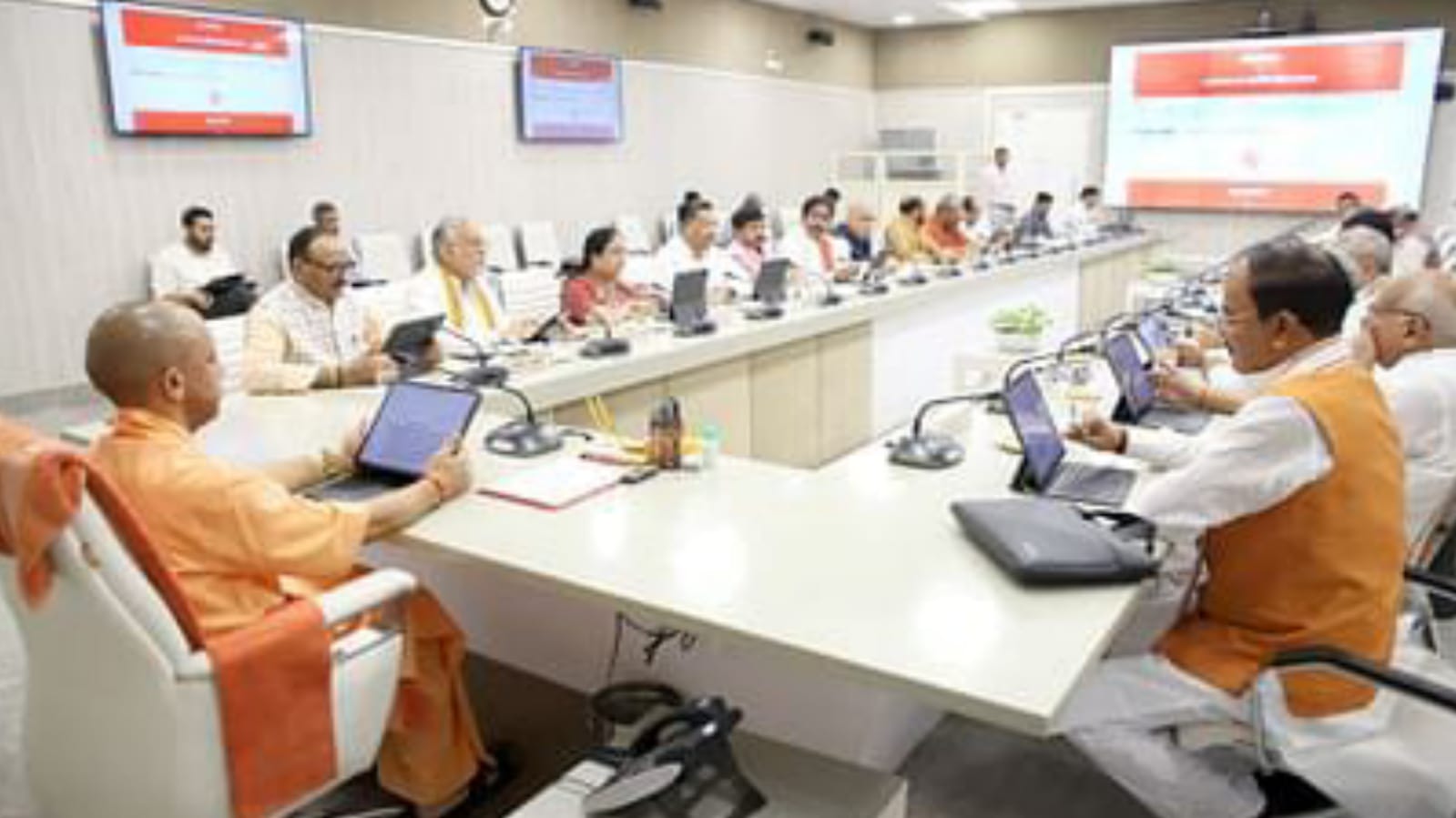 योगी कैबिनेट में पेश हुए 14 प्रस्ताव: 13 पर लगी मुहर, ग्रामीण क्षेत्रों में पाइप पेयजल योजना को मंजूरी