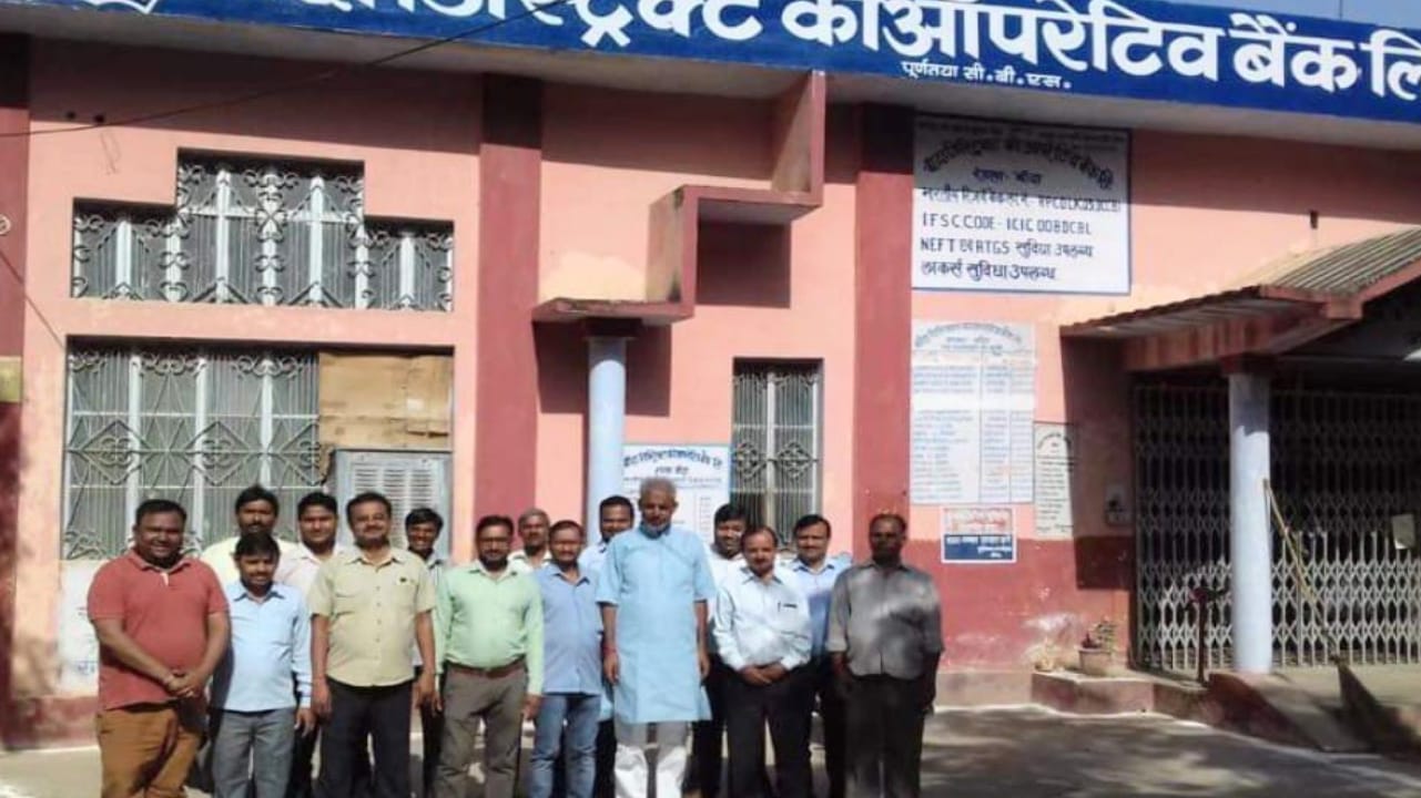 शिक्षकों पर बैंक वसूली का शिकंजा : कोर्ट के फैसले के बाद कसा शिकंजा