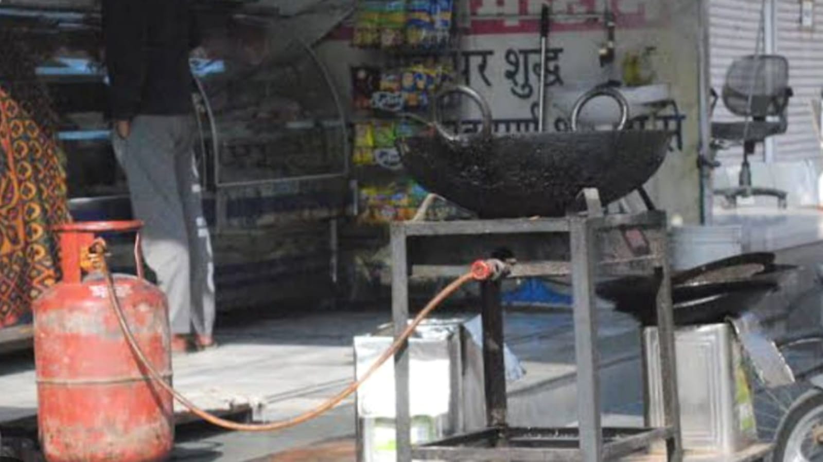 घरेलू गैस सिलेंडर का हो रहा व्यावसायिक उपयोग : प्रशासन क्यों है खामोश