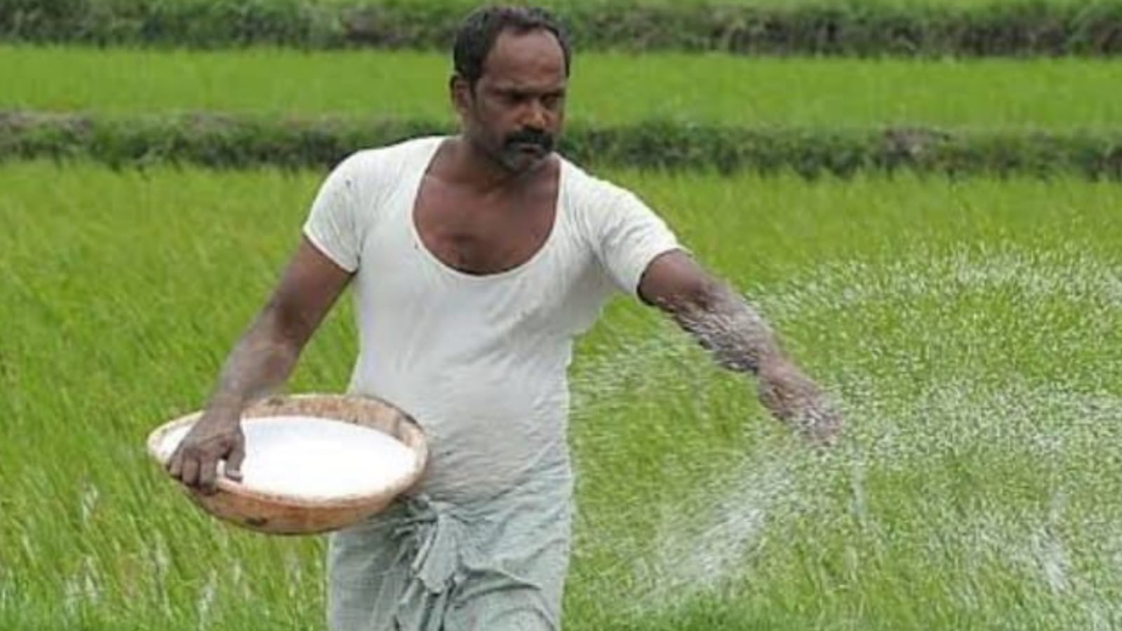 "वाह डीएम साहब वाह" : किसानों का "दर्द" समझ निबंधक को लगाई "फटकार"