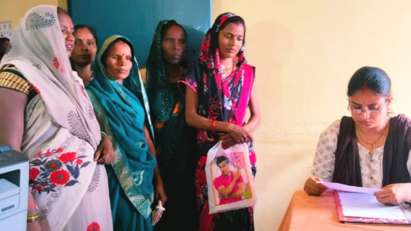 आंगनबाड़ी केंद्र केंद्र बन गये शराबी और जुआरियों के अड्डे: चिंगारी संगठन नें दिया ज्ञापन