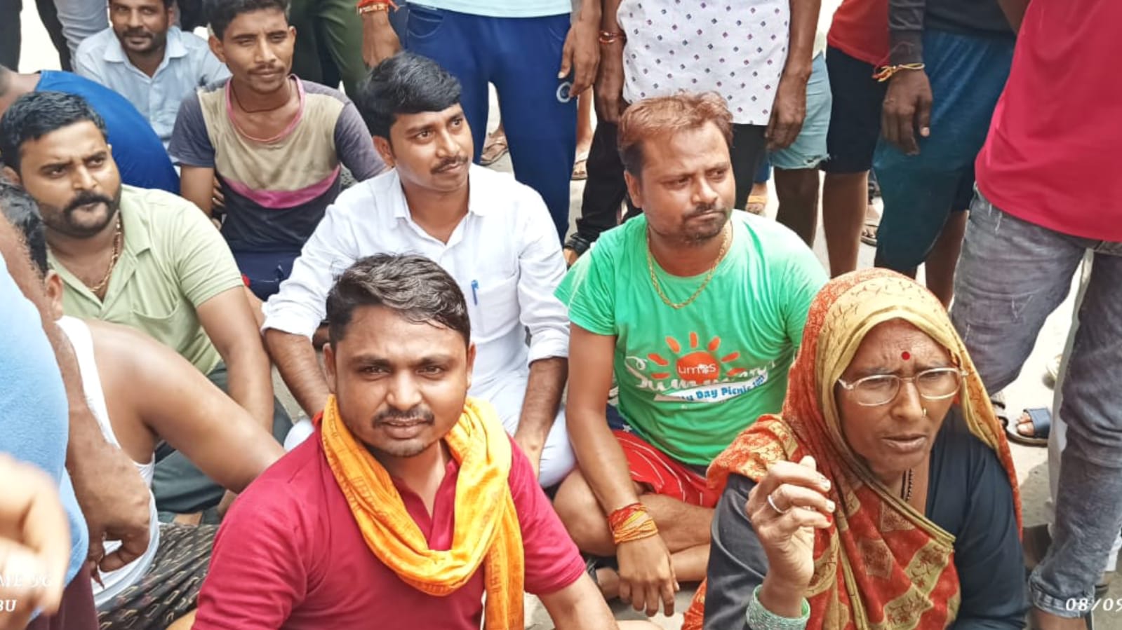 बिजली की मनमानी पर जनता में गुस्से का करेंट : कस्बे में लगाया जाम, हुई नारेबाजी