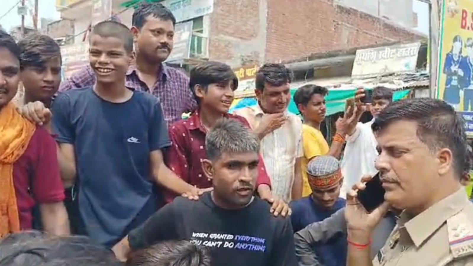 बिजली की मनमानी पर जनता में गुस्से का करेंट : कस्बे में लगाया जाम, हुई नारेबाजी
