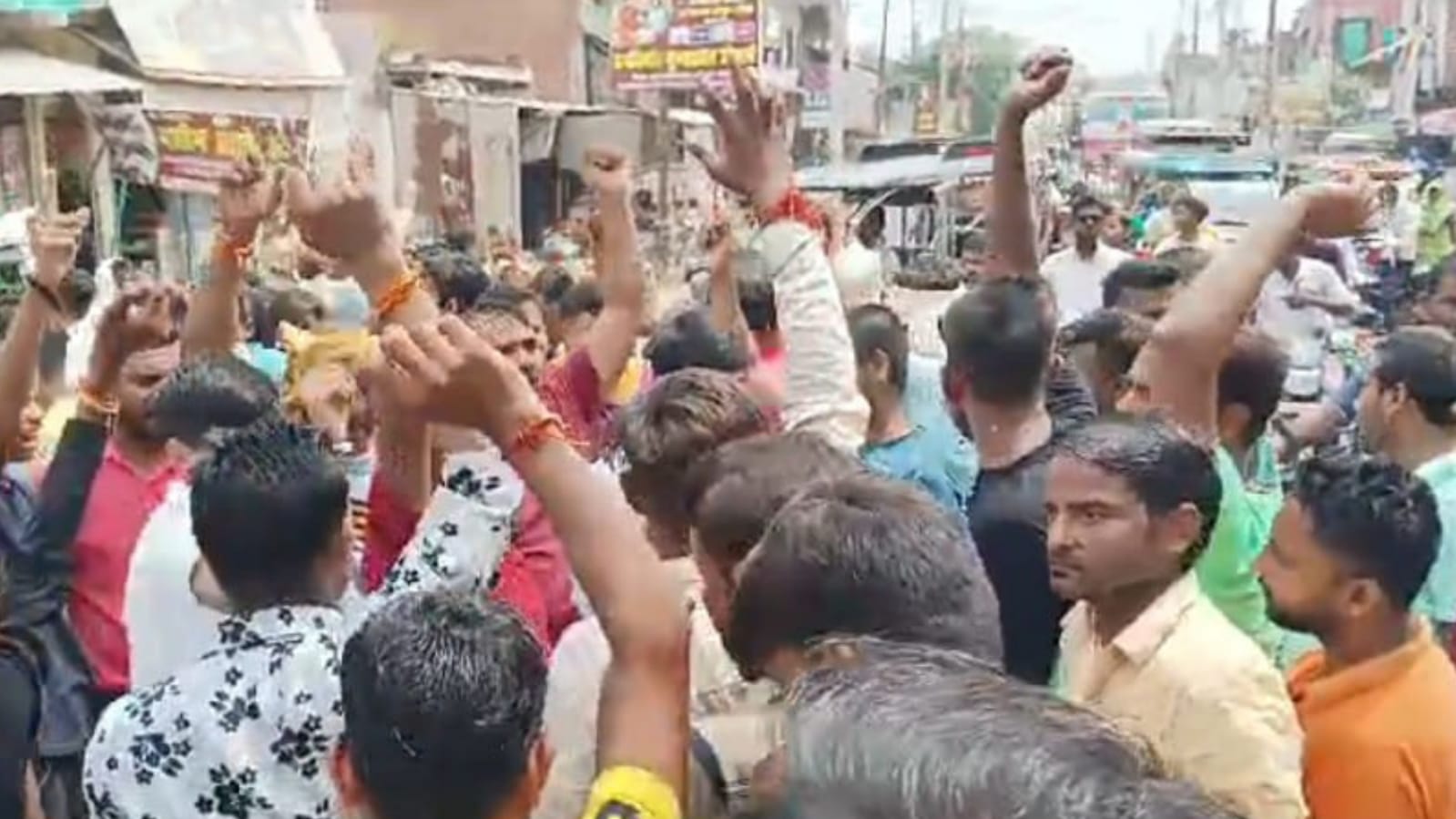 बिजली की मनमानी पर जनता में गुस्से का करेंट : कस्बे में लगाया जाम, हुई नारेबाजी