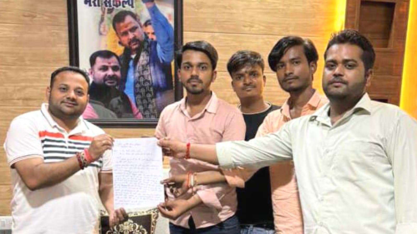विधायक प्रकाश सीट वृद्धि हेतु राज्यपाल से करगें बात: छात्रों का प्रतिनिधि रजत को ज्ञापन