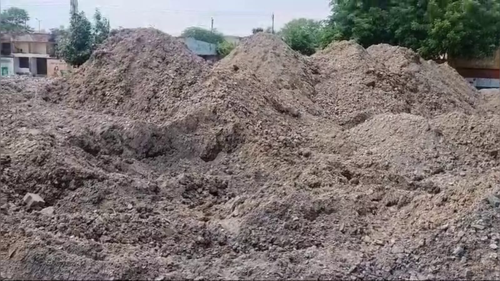 बांदा में ठेकेदार नें कर लिया खेल मैदान पर कब्जा, प्रशासन की उड़ाई "खिल्ली"