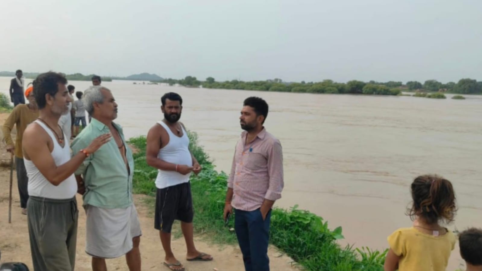 केन खतरे के निशान से दो मीटर ऊपर, दर्जनों गांव बाढ़ की चपेट में, डीएम ने लिया जायजा
