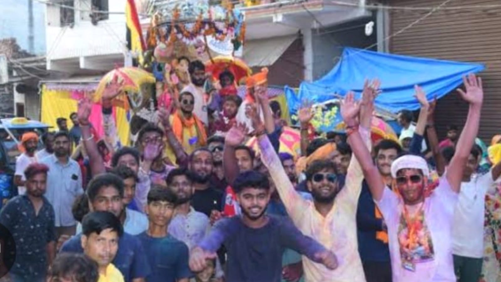 गणेश प्रतिमाओं का अश्रुपूर्ण नेत्रों से केन में विसर्जन के साथ महोत्सव समाप्त