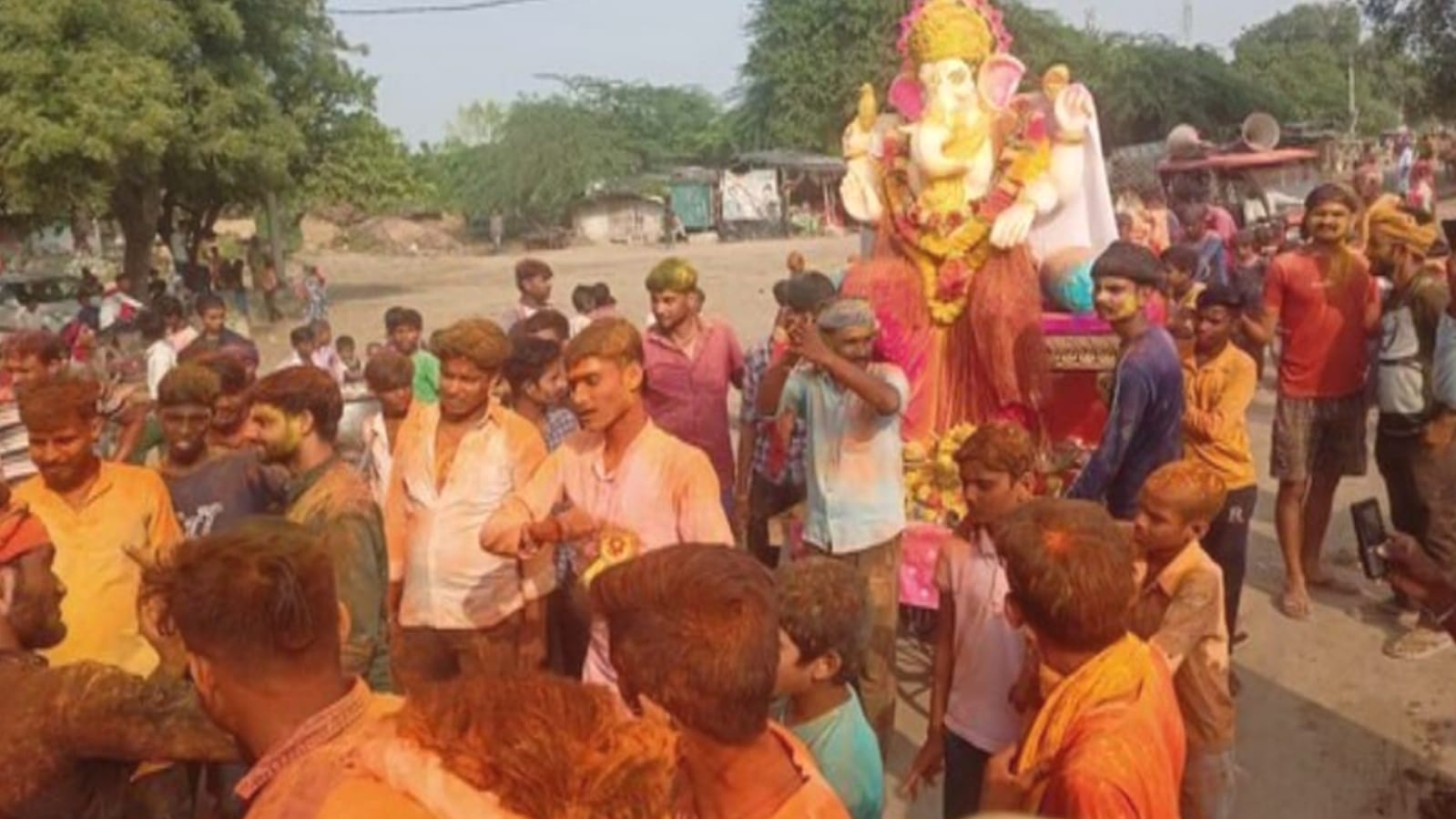 गणेश प्रतिमाओं का अश्रुपूर्ण नेत्रों से केन में विसर्जन के साथ महोत्सव समाप्त