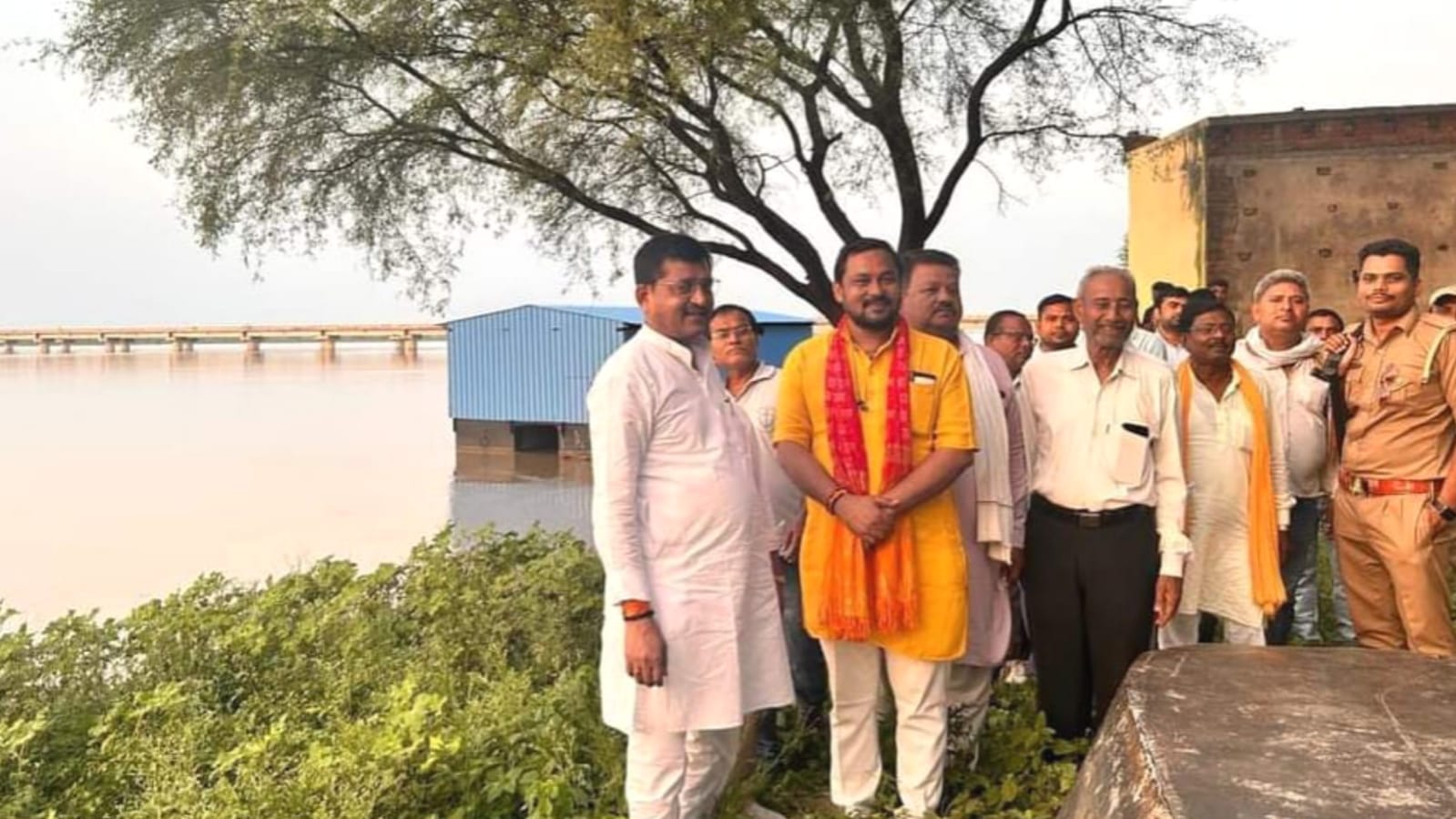 मंत्री रामकेश द्वारा बाढ़ प्रभावित गांवों का निरीक्षण: युद्ध स्तर पर राहत के दिये निर्देश