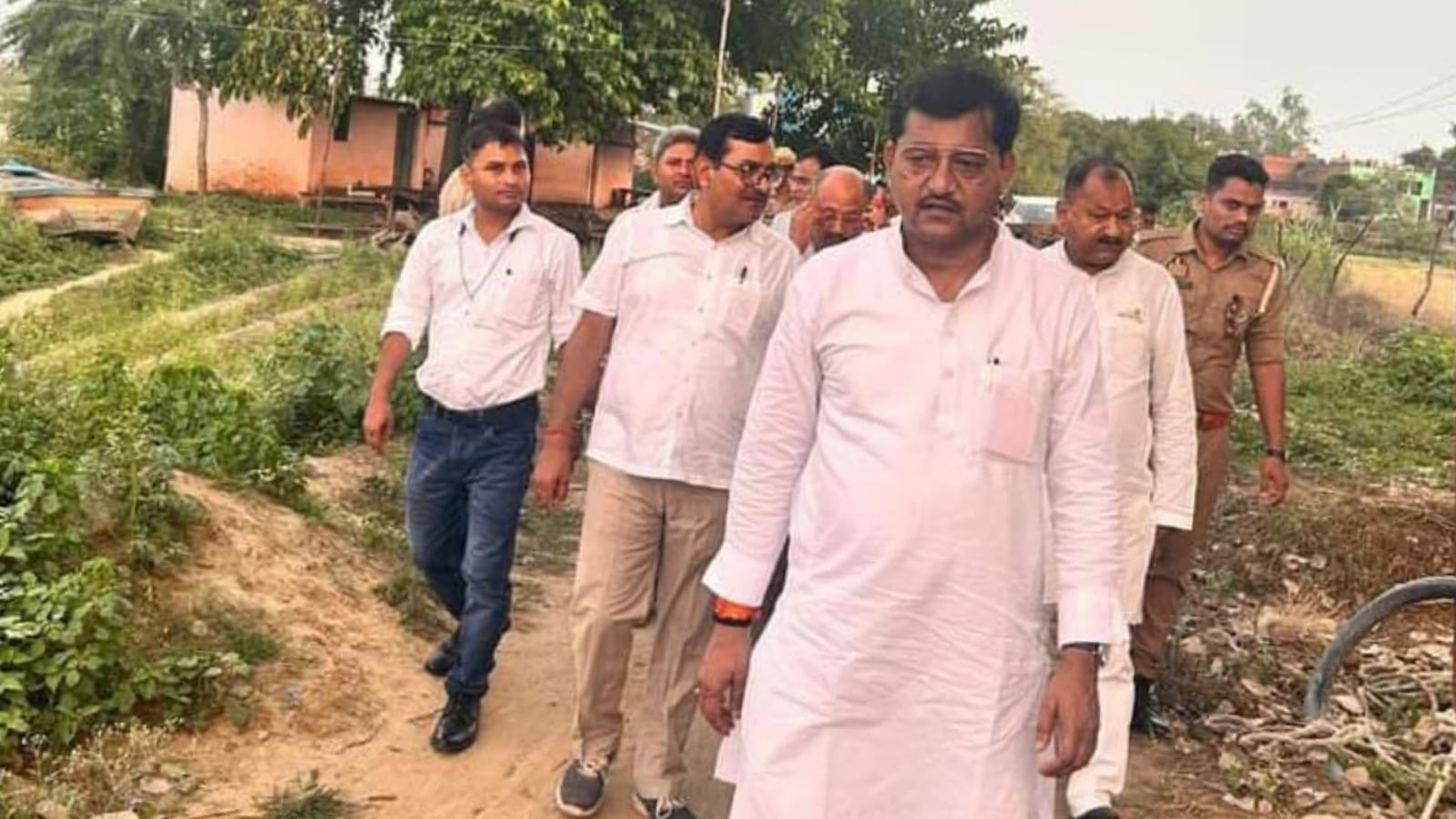 मंत्री रामकेश द्वारा बाढ़ प्रभावित गांवों का निरीक्षण: युद्ध स्तर पर राहत के दिये निर्देश