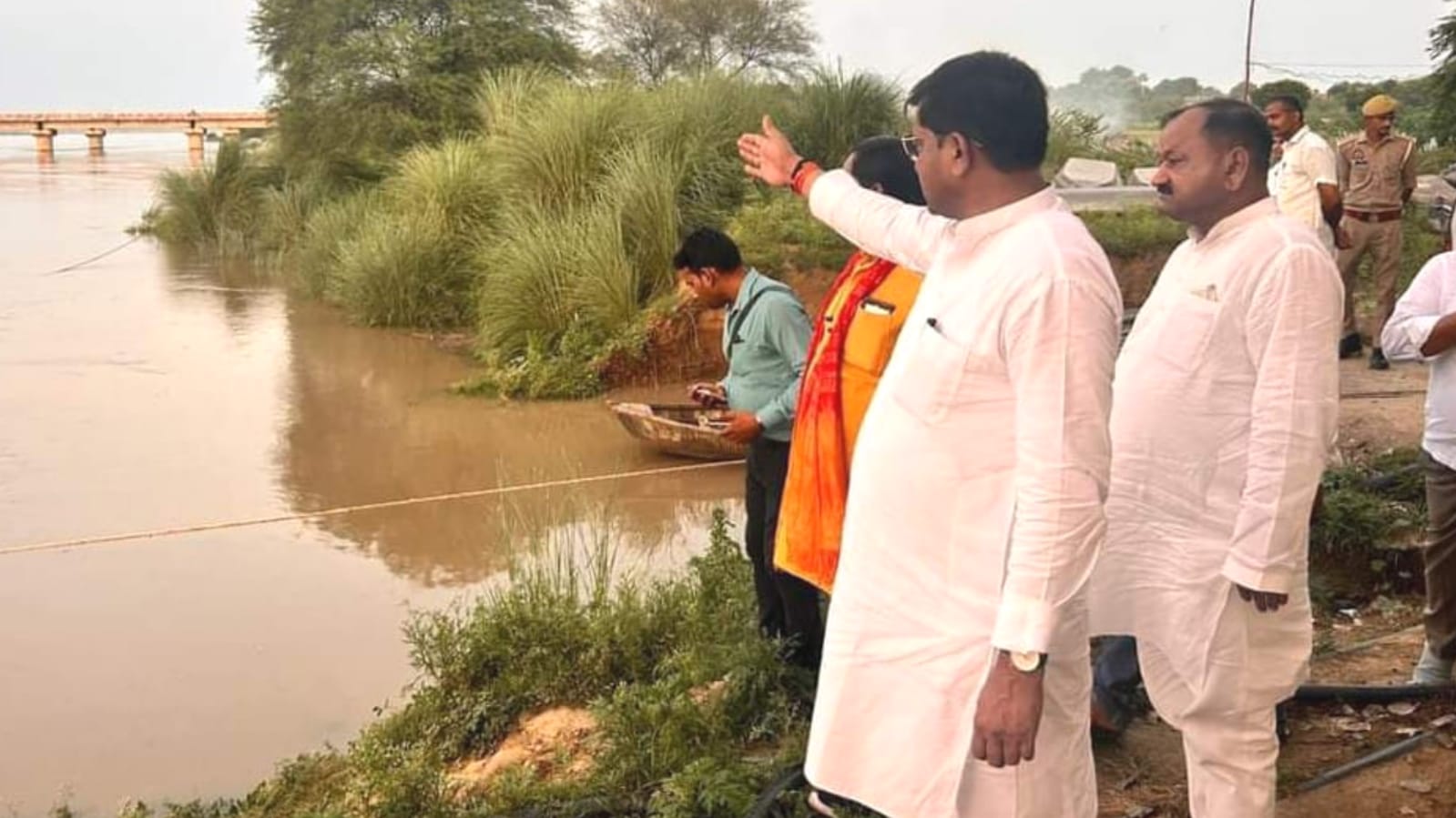 मंत्री रामकेश द्वारा बाढ़ प्रभावित गांवों का निरीक्षण: युद्ध स्तर पर राहत के दिये निर्देश