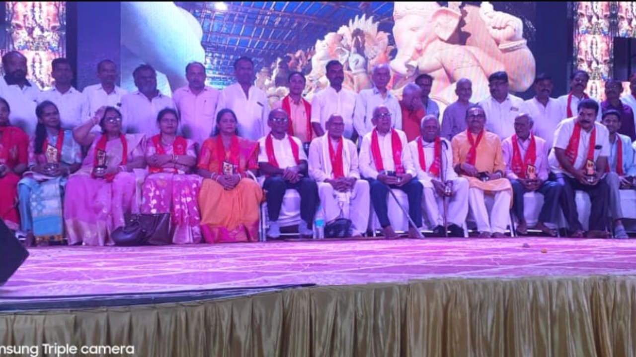 नूतन बाल समाज द्वारा गणेश महोत्सव समापन पर कवियों नें बहाई रसधार