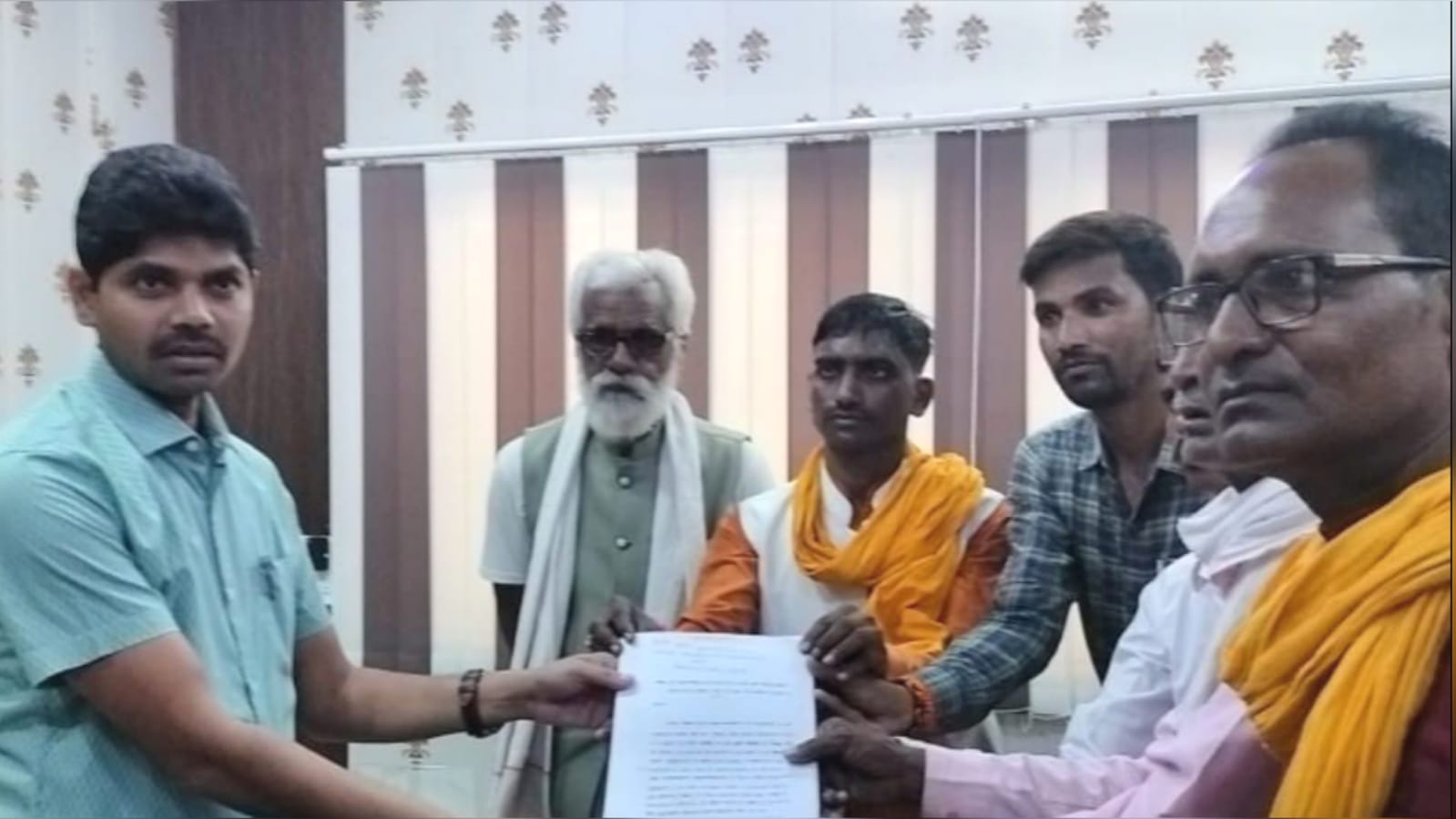 संपर्क मार्ग के निर्माण के लिये ग्रामीणों का जोरदार प्रदर्शन: एडीएम को दिया ज्ञापन