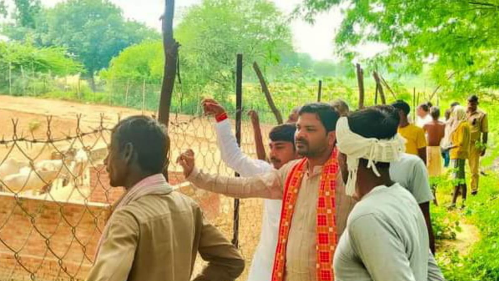 पंचायत अध्यक्ष सुनील नें लगाई सदस्यता चौपाल : गौशाला का किया निरीक्षण
