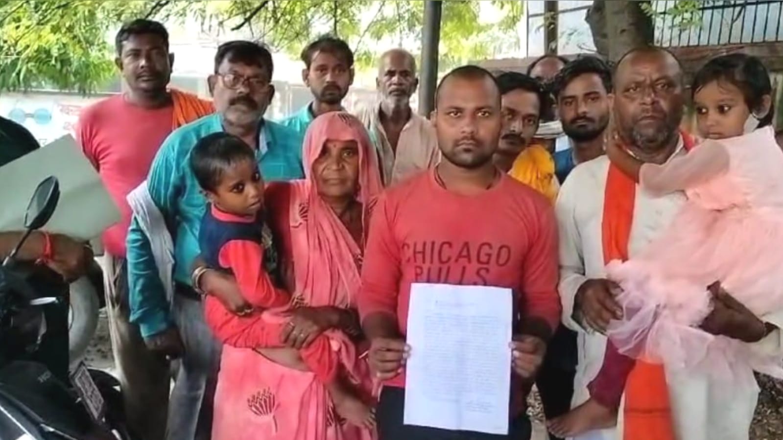 थानेदार की कथित दबंगई : बेटी के हत्यारों पर नहीं कार्यवाई: परिजनों की एसपी से गुहार