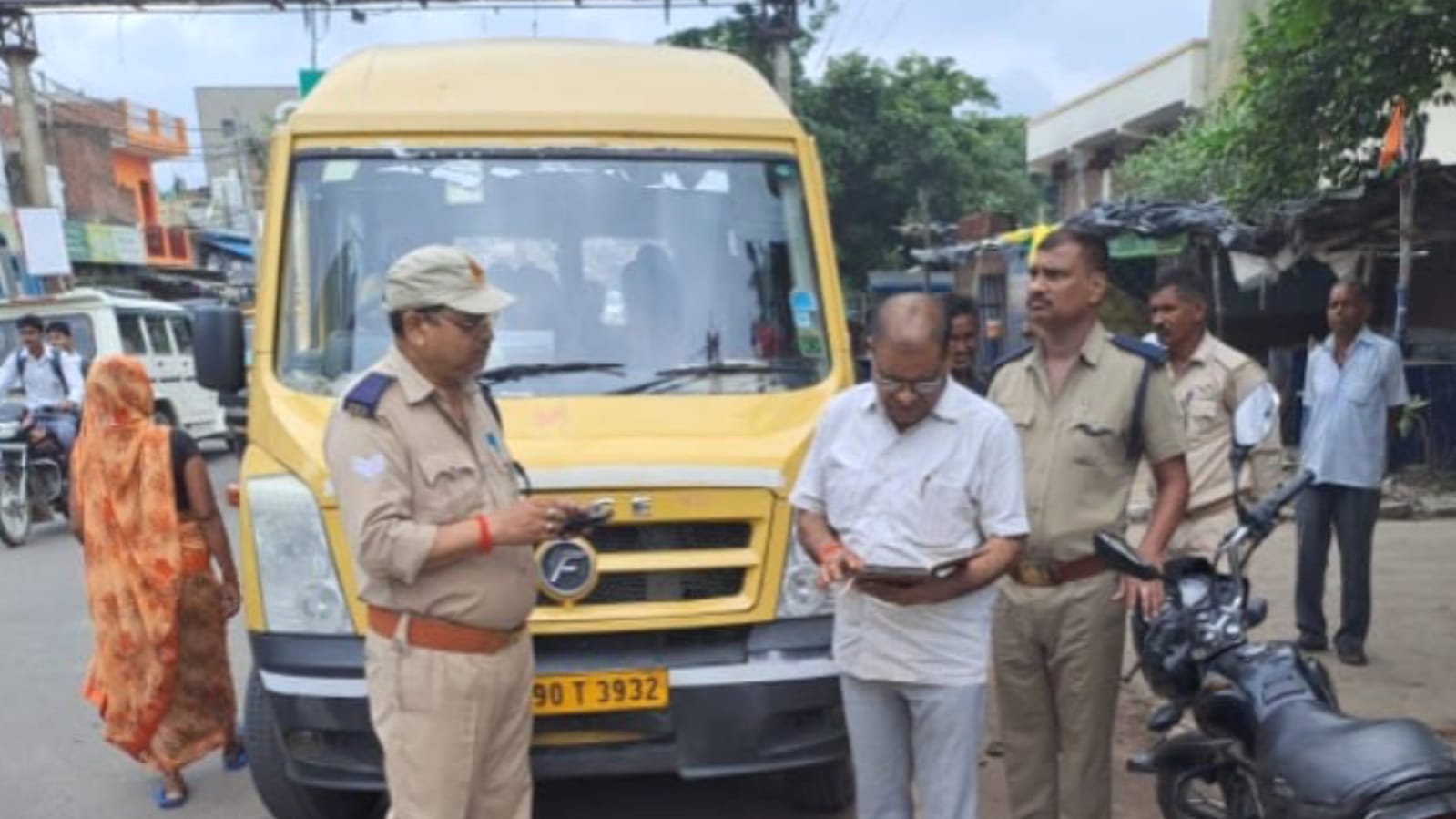 परिवहन विभाग द्वारा चार स्कूली वाहनों के चालान: एक किया गया सीज, ट्रकों को अभय दान !