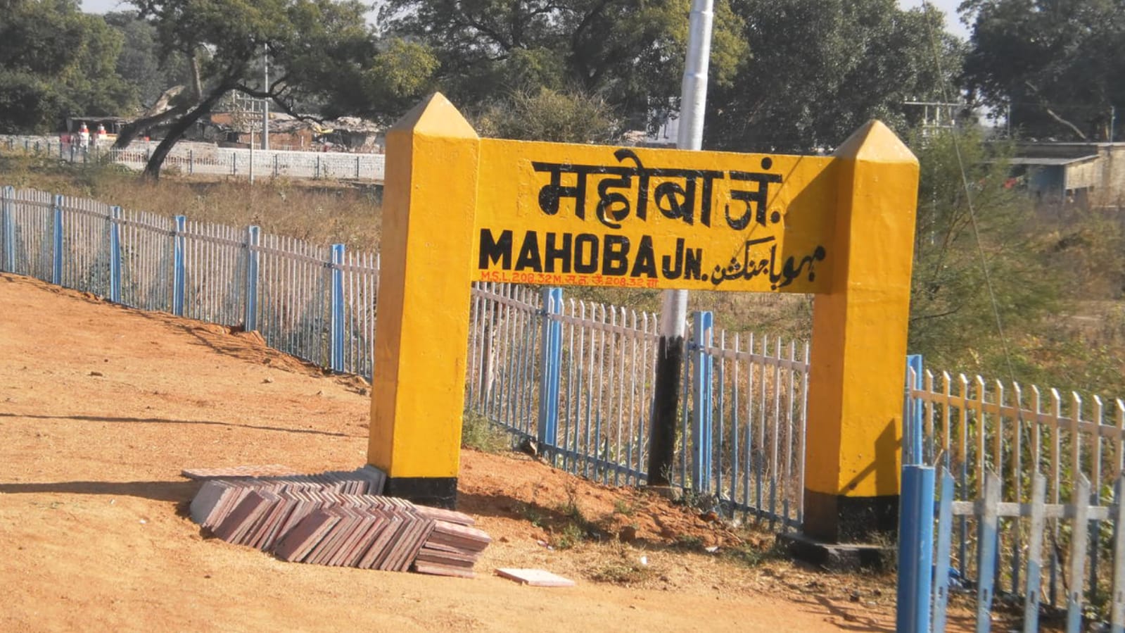 झांसी-मानिकपुर रेल पटरी पर रखा मिला सीमेंटेड पोल: पायलट की सतर्कता से टला बड़ा हादसा